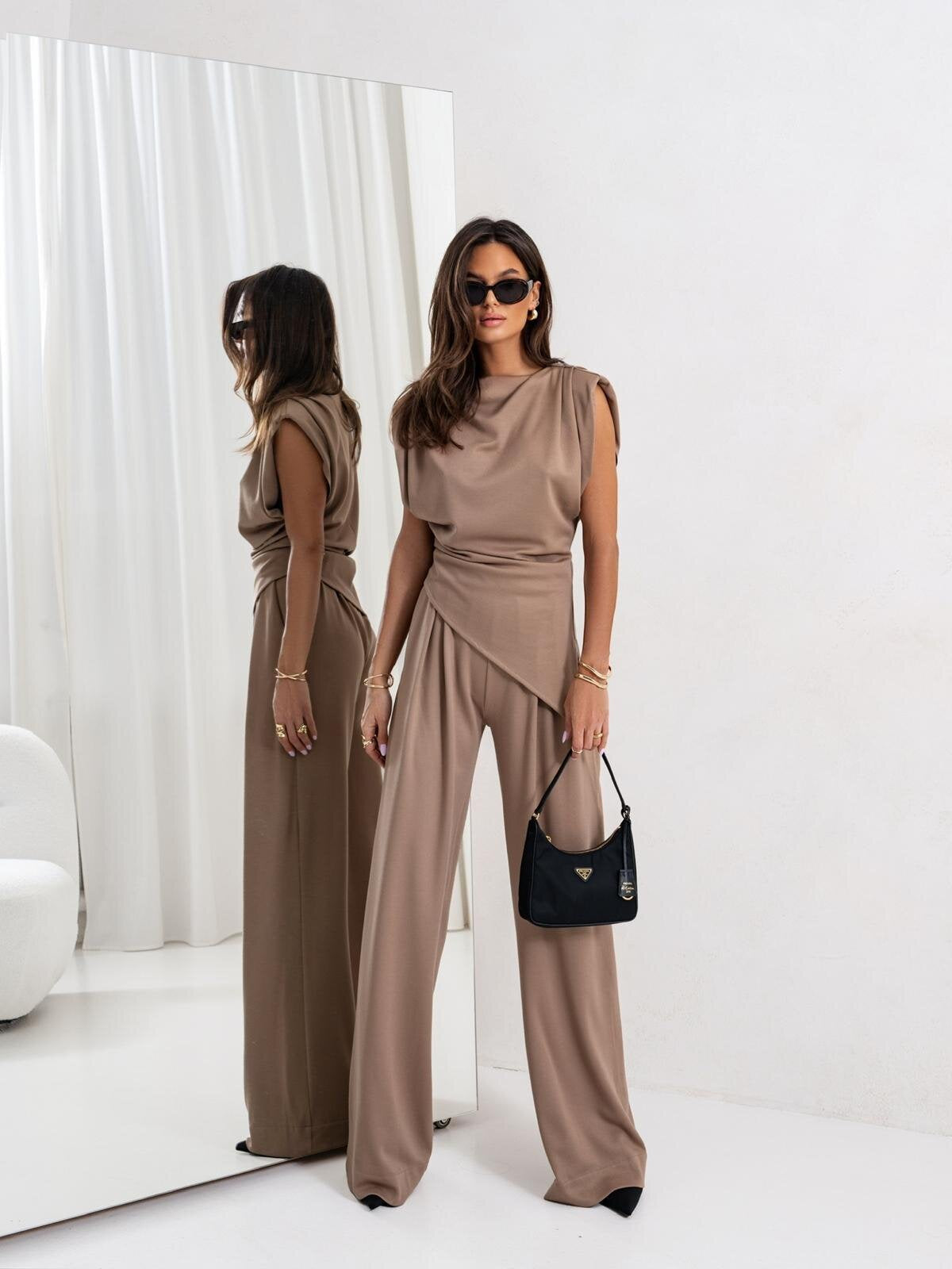 Lockerer Damen-Jumpsuit mit fließendem Oberteil und weiten Hosenbeinen von MODEGEIST
