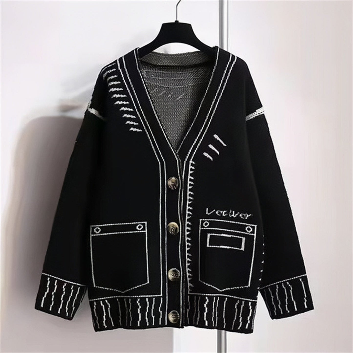 Damen Strickjacke mit einzigartigem grafischen Design und hochwertigen Knopfdetails ModeGeist