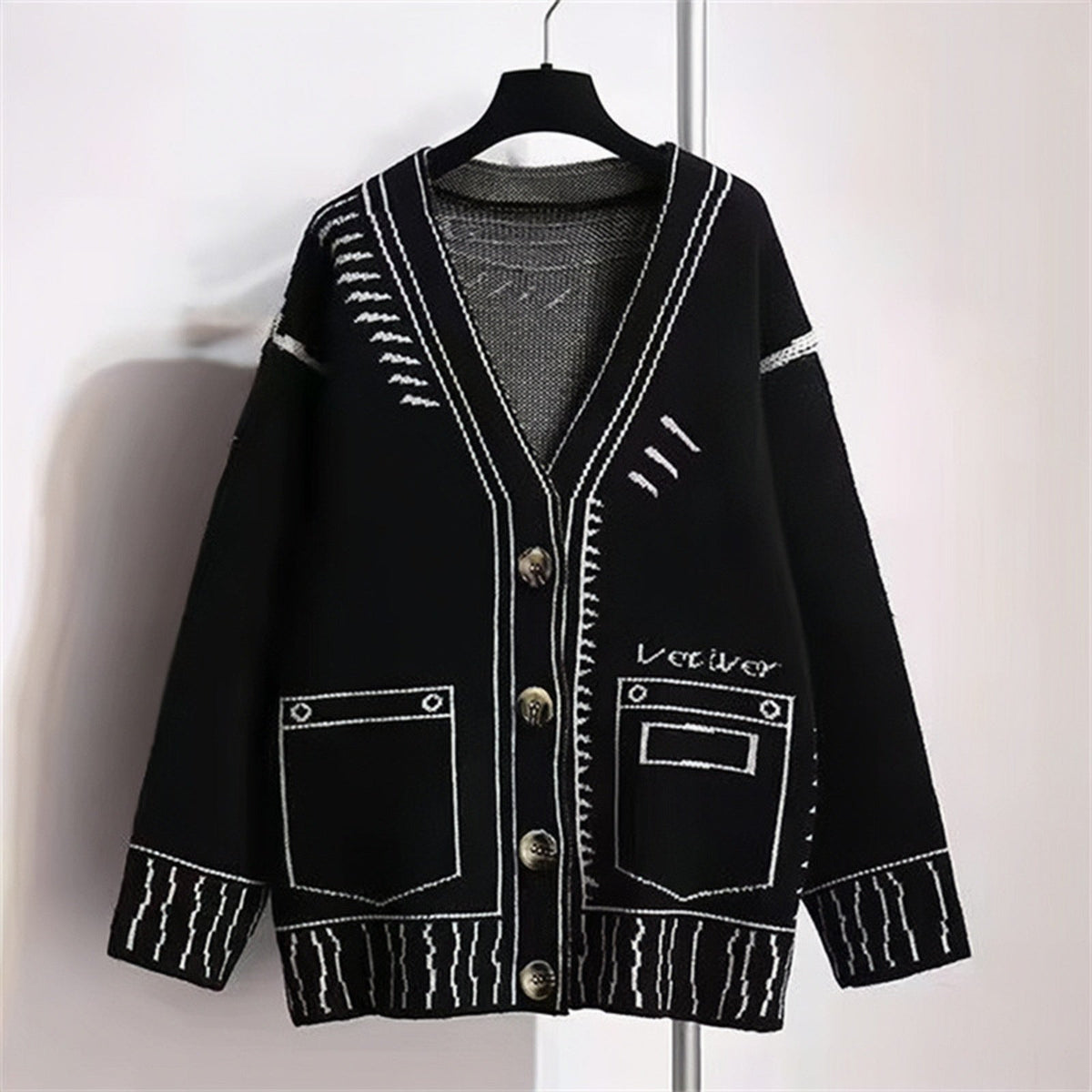 Damen Strickjacke mit einzigartigem grafischen Design und hochwertigen Knopfdetails ModeGeist