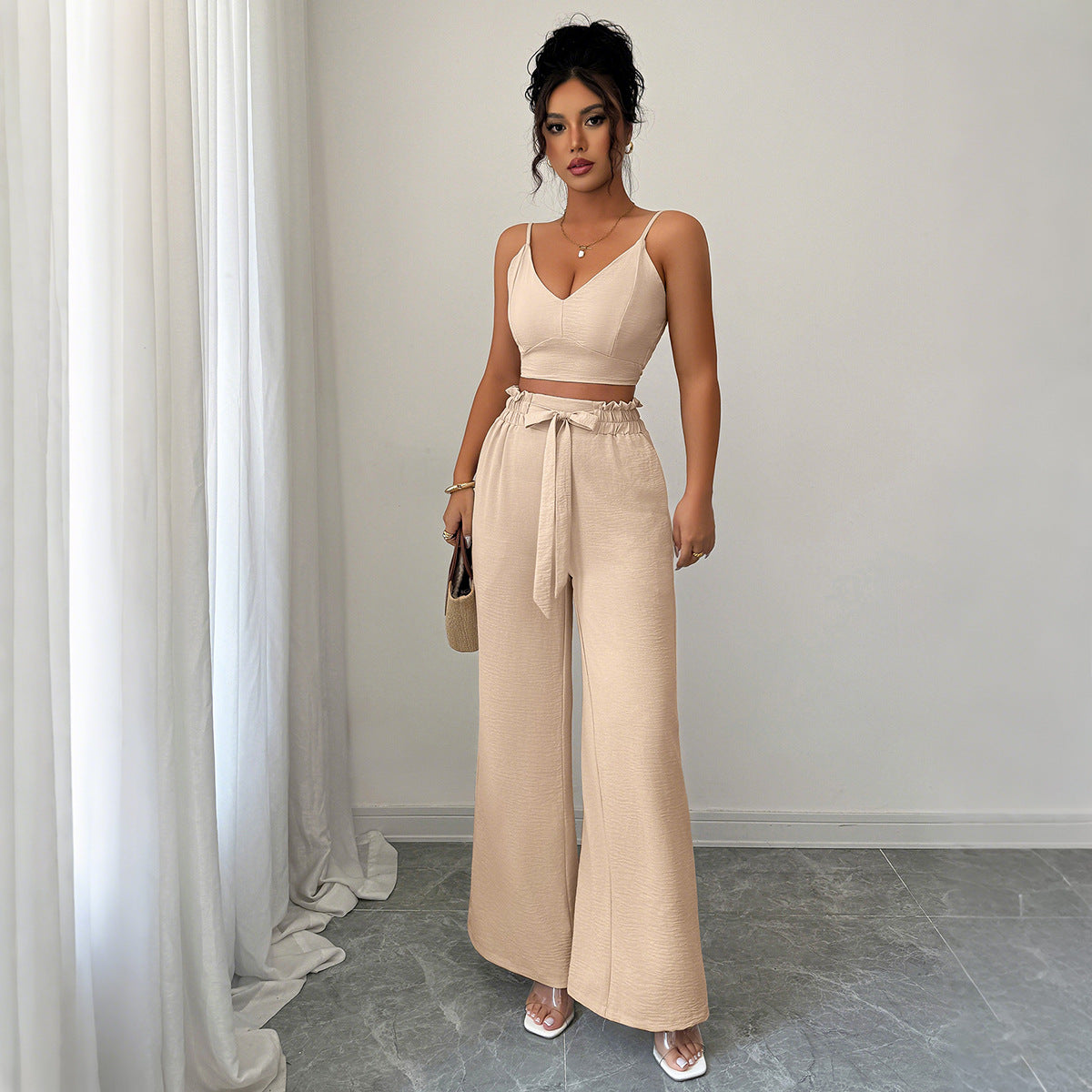 Stilvolles Damen-Outfit: Oberteil und weite Hose von MODEGEIST