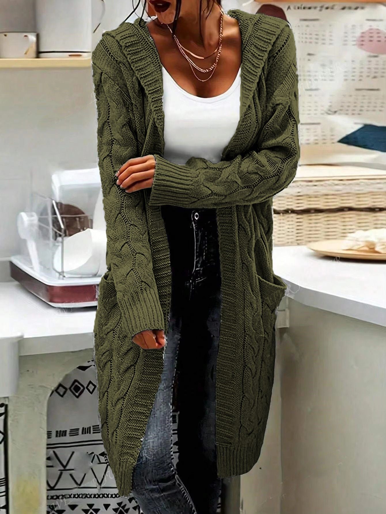 Damen Strickjacke im lässigen Langschnitt mit Zopfmuster und praktischen Taschen ModeGeist