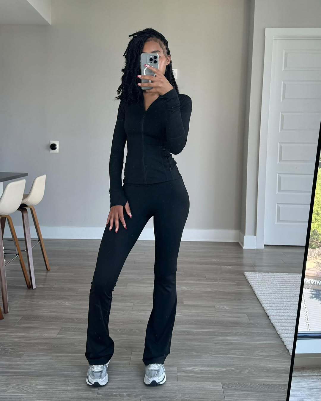 Damen Sportliches Fitness-Outfit mit enganliegendem Langarm-Oberteil und weiten Sporthosen ModeGeist