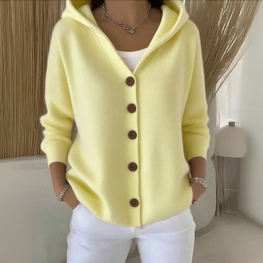 Damen Kapuzenstrickjacke mit praktischen Knopfdetails und lässigem Schnitt ModeGeist