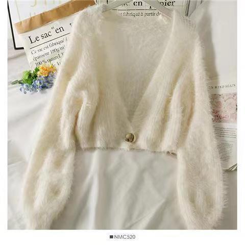 Damen Flauschige Kurzstrickjacke mit V-Ausschnitt und Knopfdetail ModeGeist