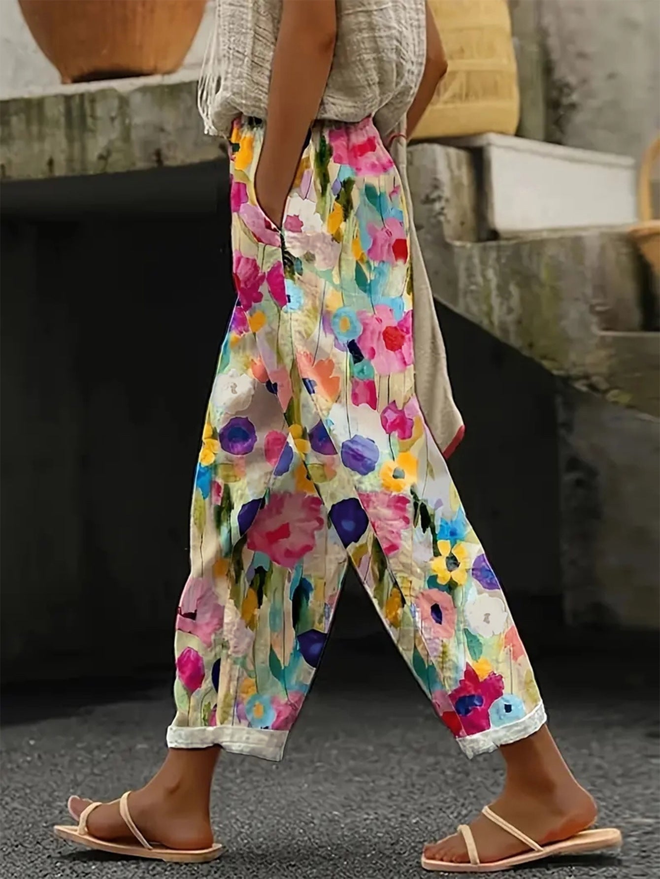 Damen Weite Sommerhose mit floralem Design und praktischen Taschen ModeGeist
