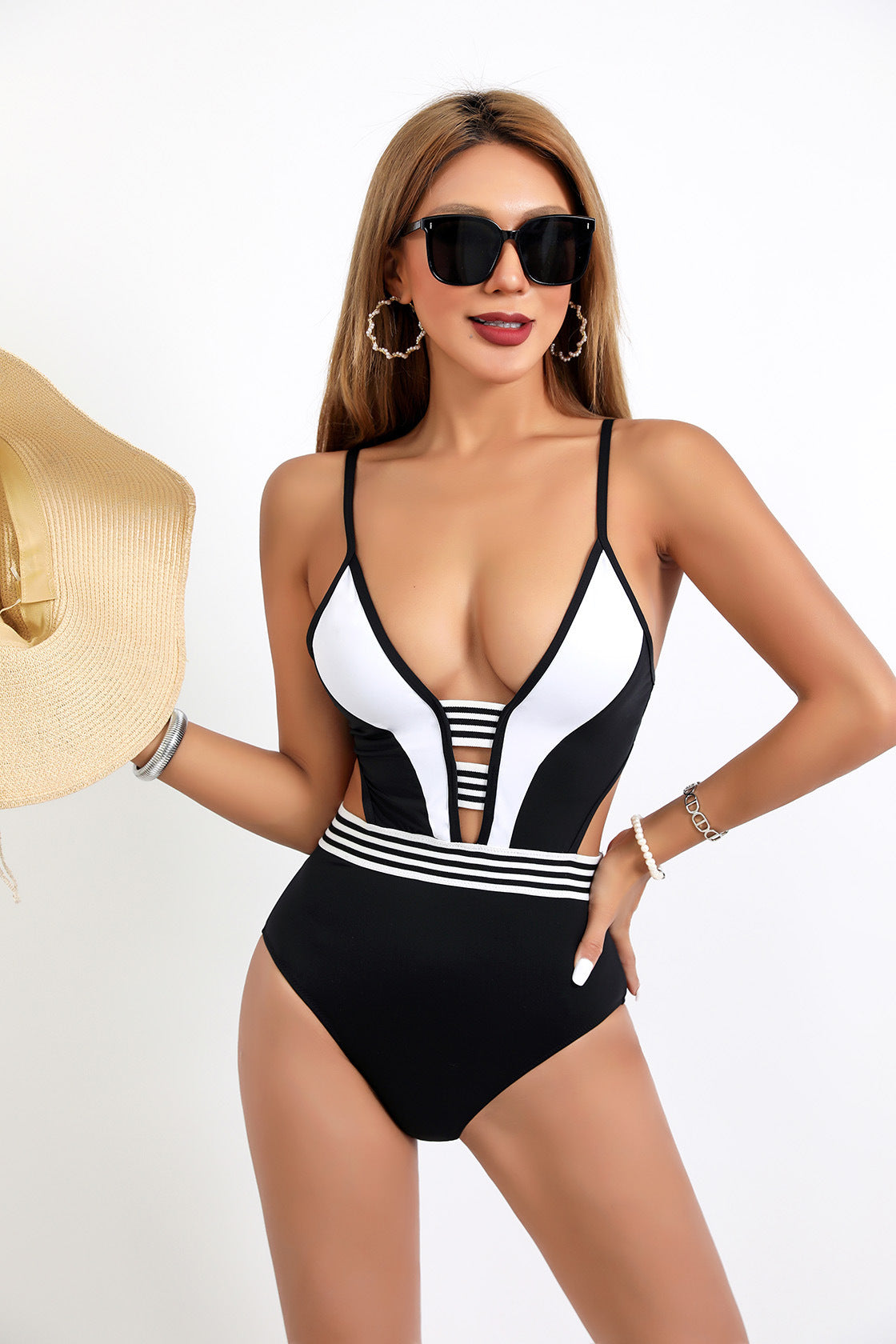 Modischer Damen-Badeanzug mit tiefem V-Ausschnitt und angesagten Cut-outs von MODEGEIST