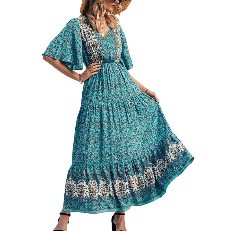 Langes Damenkleid mit fließendem Schnitt und buntem Muster von MODEGEIST