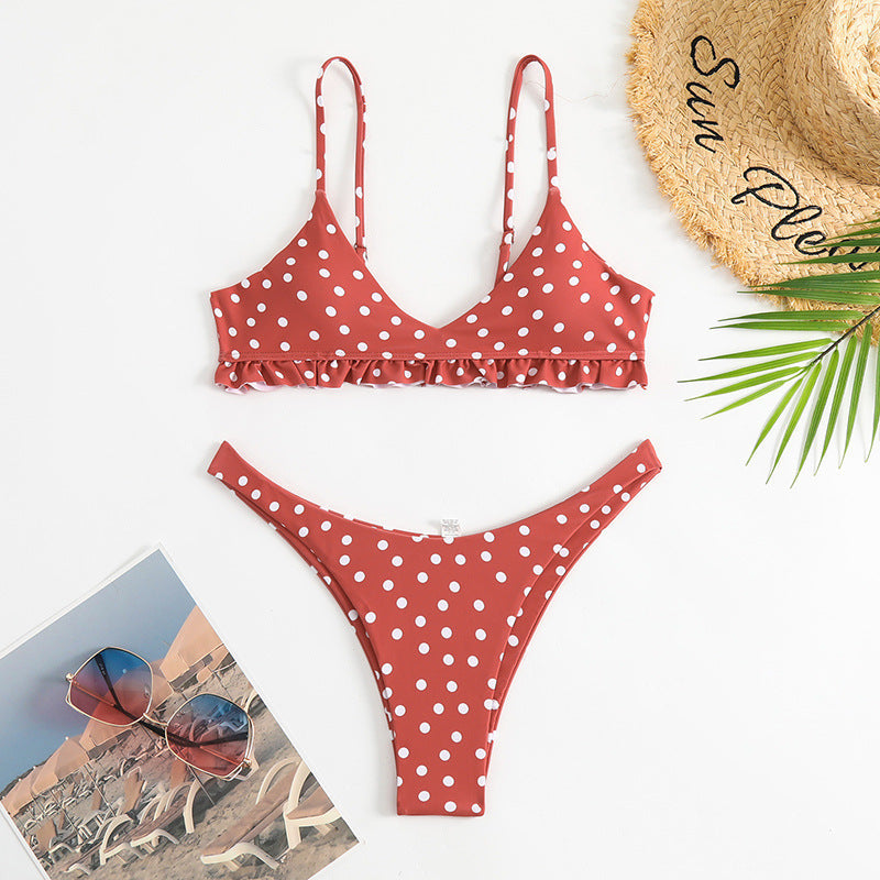 Modischer Damen-Bikini mit Rüschen und Punkten