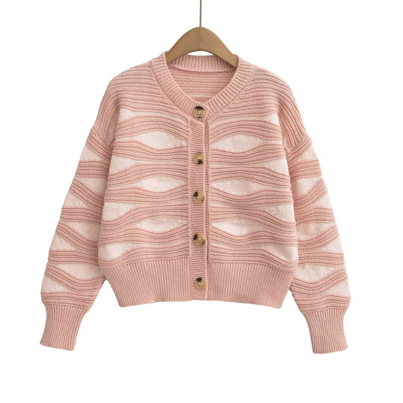 Damen Strickjacke mit strukturiertem Muster und hochwertigen Holzknöpfen ModeGeist