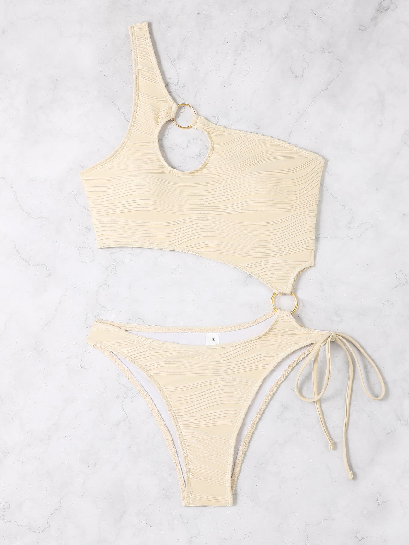 Moderner Damen-Bikini mit asymmetrischem Schnitt, stylischen Ringen und Strukturstoff
