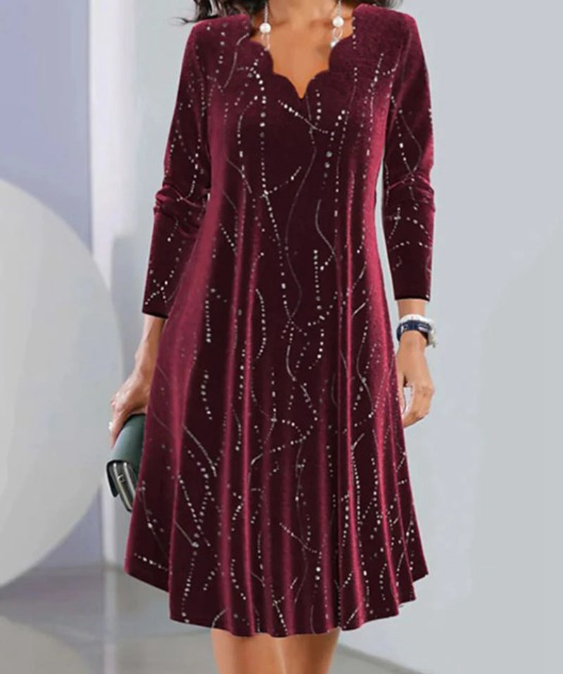 Elegantes Damenkleid mit Muschel-Design und Glitzer-Applikationen von MODEGEIST