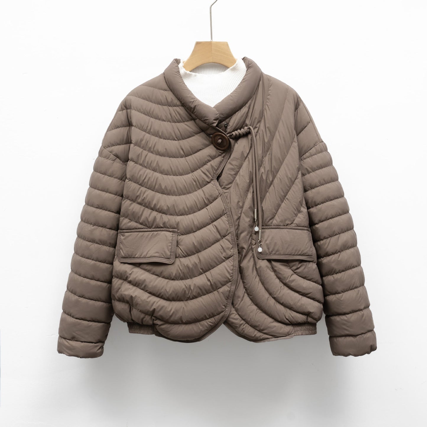 Damen modische Steppjacke mit asymmetrischem Schnitt und praktischen Taschen ModeGeist