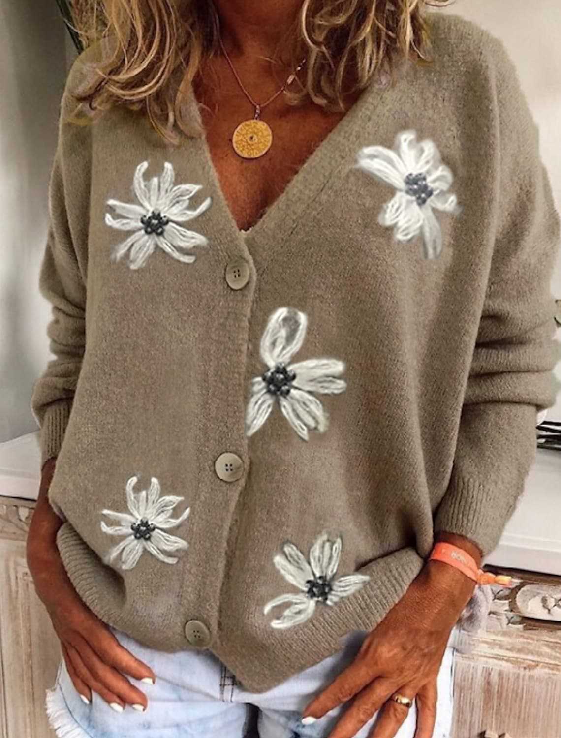 Damen Kuschelige Strickjacke mit floralem Muster und durchgehendem Knopfverschluss ModeGeist