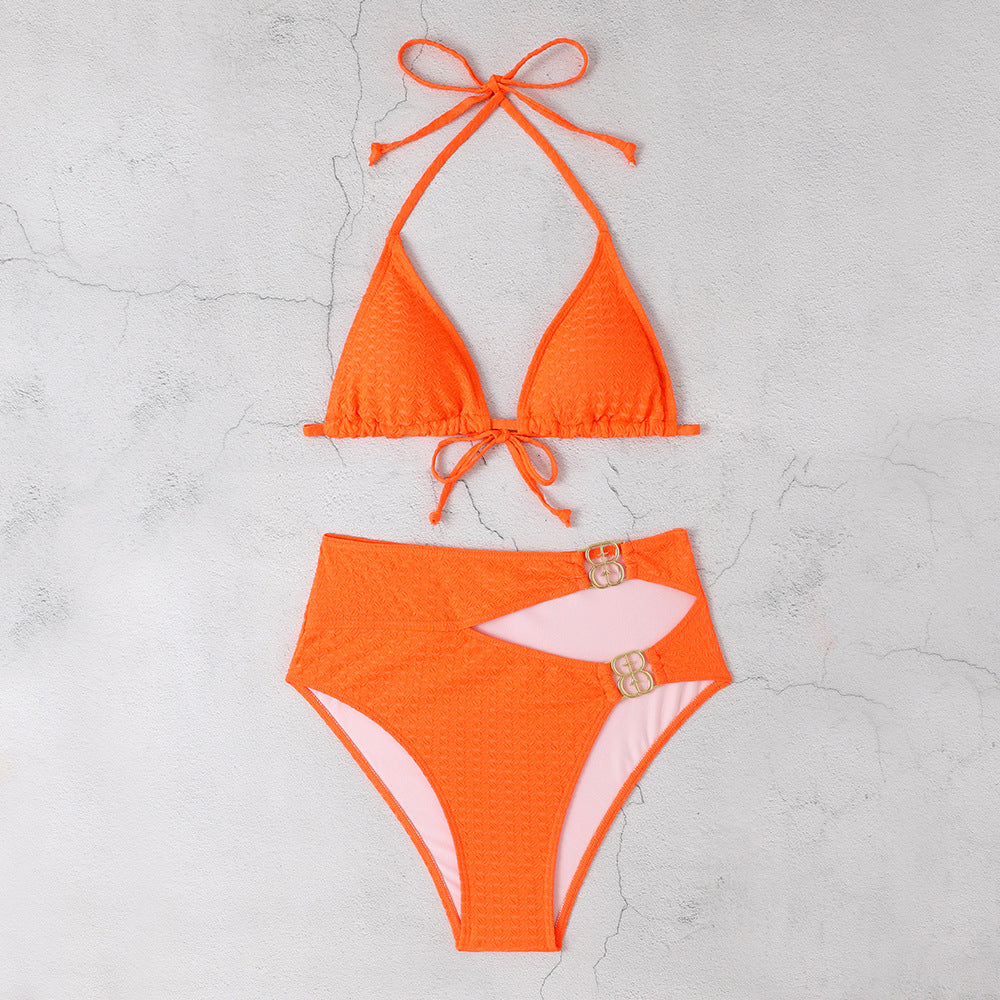 Modischer Damen-Bikini mit Dreiecks-Oberteil, einzigartigem Schnitt und metallischen Details