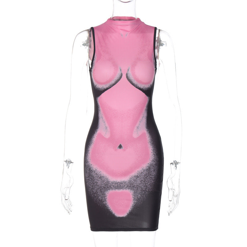 Modernes, figurbetontes Minikleid mit innovativem Muster und hohem Kragen von MODEGEIST