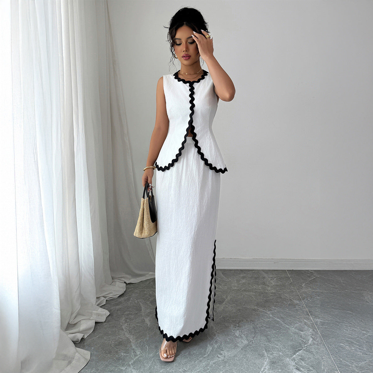 Elegantes Maxikleid für Damen mit Peplum und farblich abgesetzten Kanten von MODEGEIST