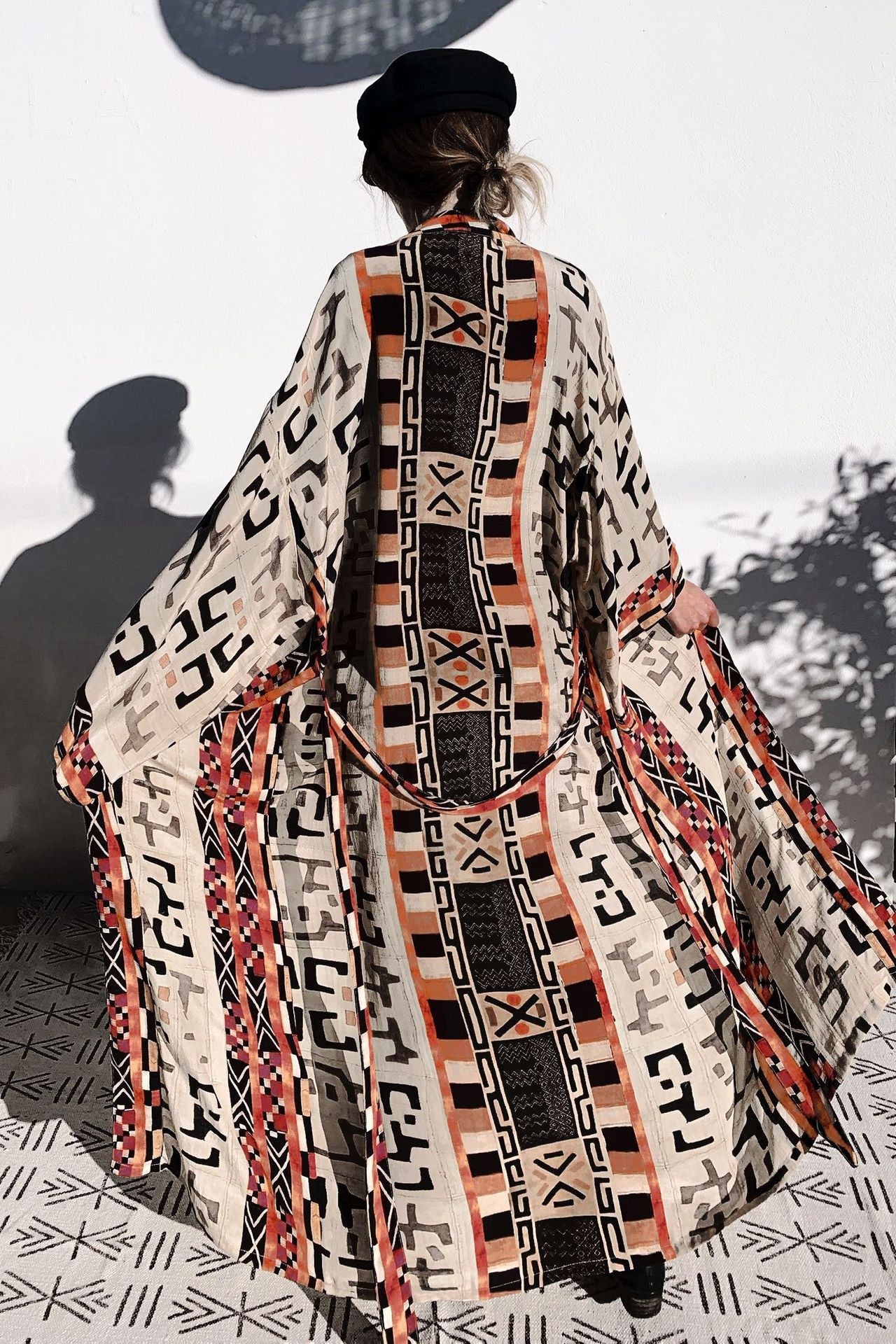 Eleganter Damen-Kaftan mit geometrischem Muster und fließendem Schnitt von MODEGEIST