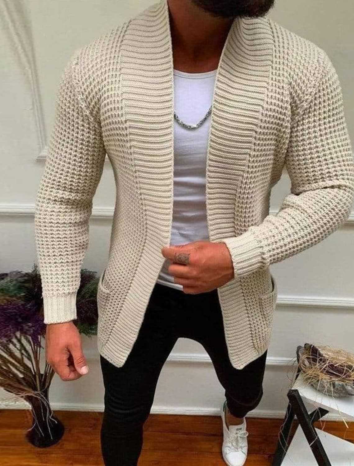 Herren Strickjacke mit tiefem Kragen und strukturiertem Design ModeGeist