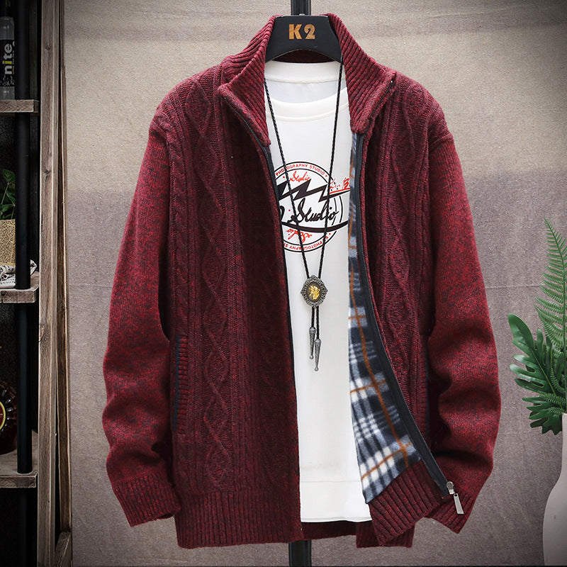 Herren Strickjacke mit Kunstlederdetails und hohem Kragen ModeGeist