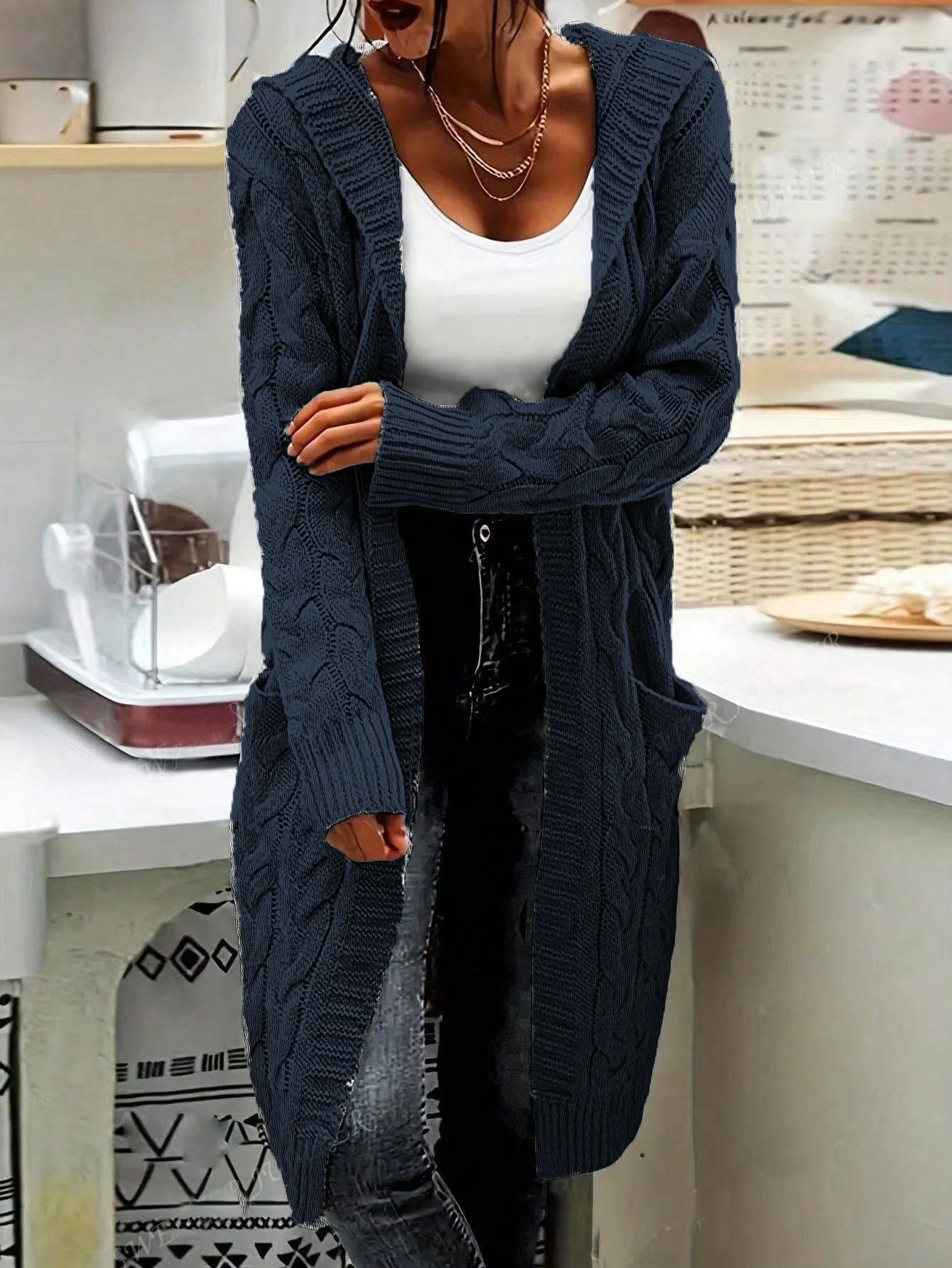 Damen Strickjacke im lässigen Langschnitt mit Zopfmuster und praktischen Taschen ModeGeist