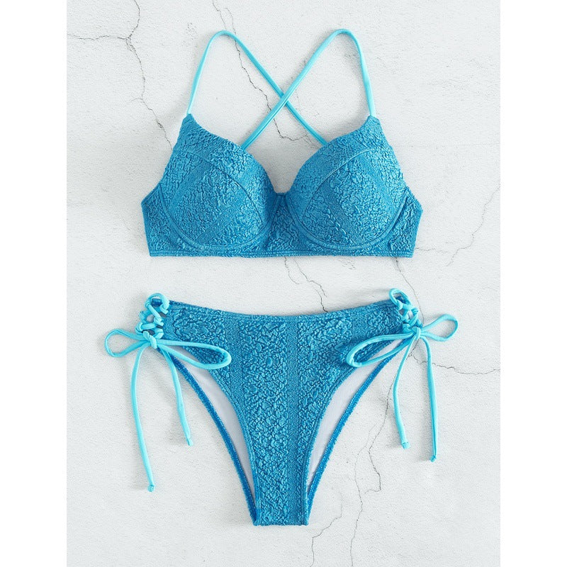 Luxuriöser Damen-Bikini mit raffinierten Bindebändern und modischem Strukturdesign