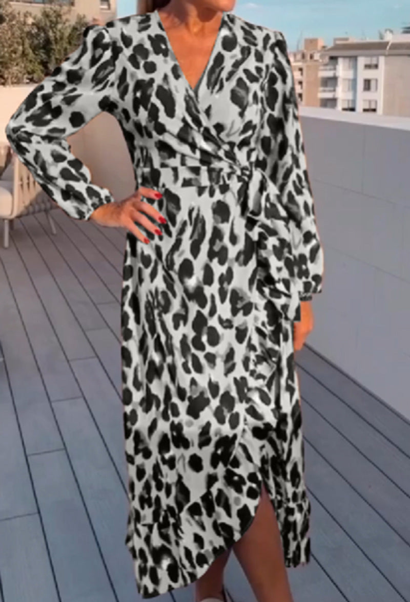 Romantisches Wickelkleid mit Rüschen von MODEGEIST