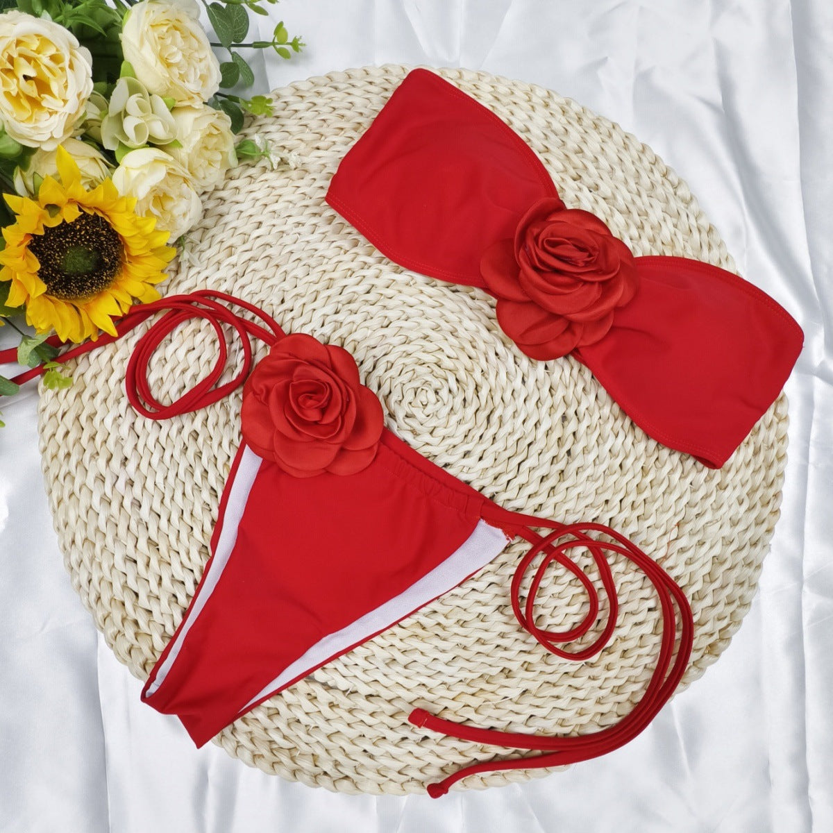 Bikini Set für Damen mit Blumenmuster und verspielten Details von MODEGEIST