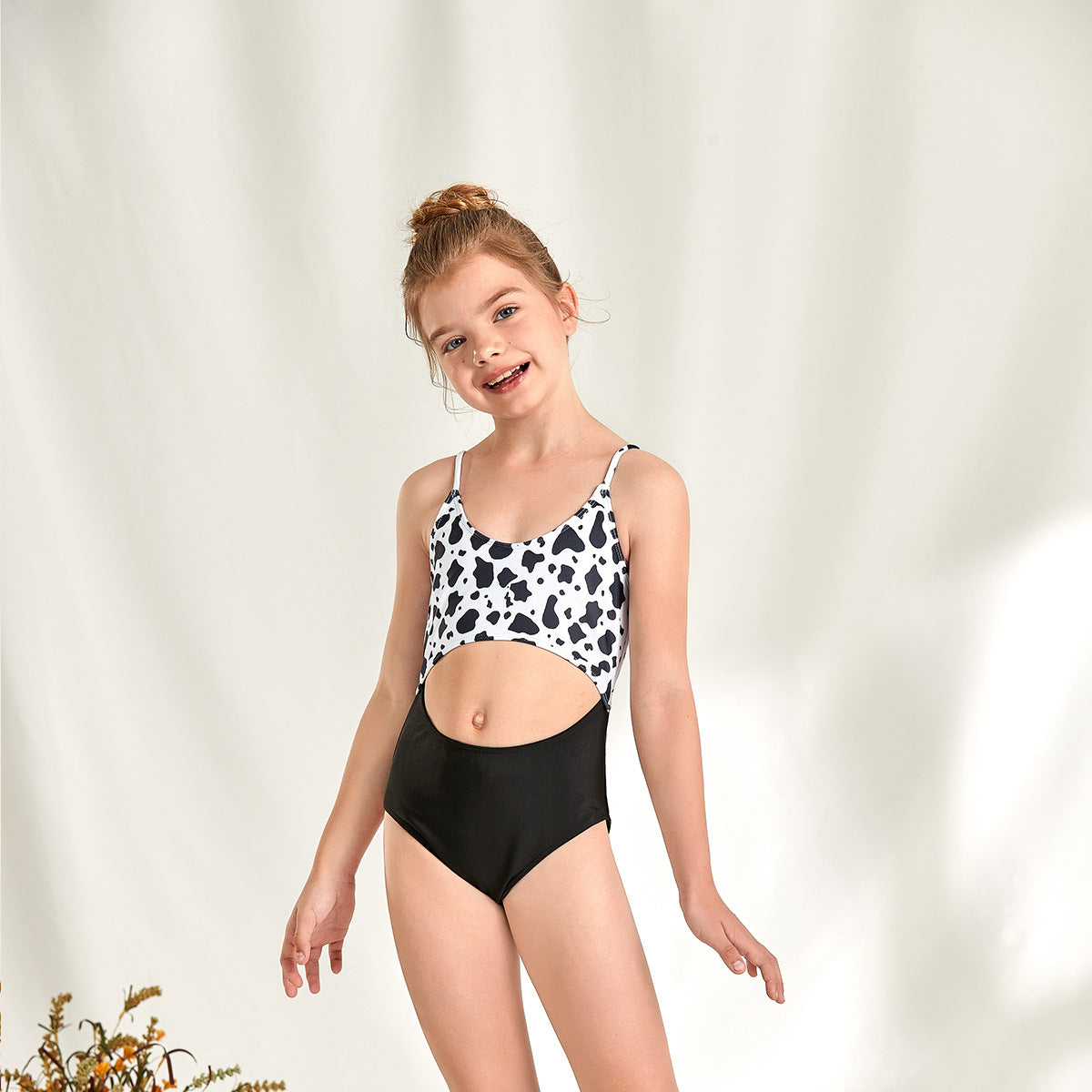 Modischer Mädchen-Badeanzug mit Cut-Out und Punkten von MODEGEIST