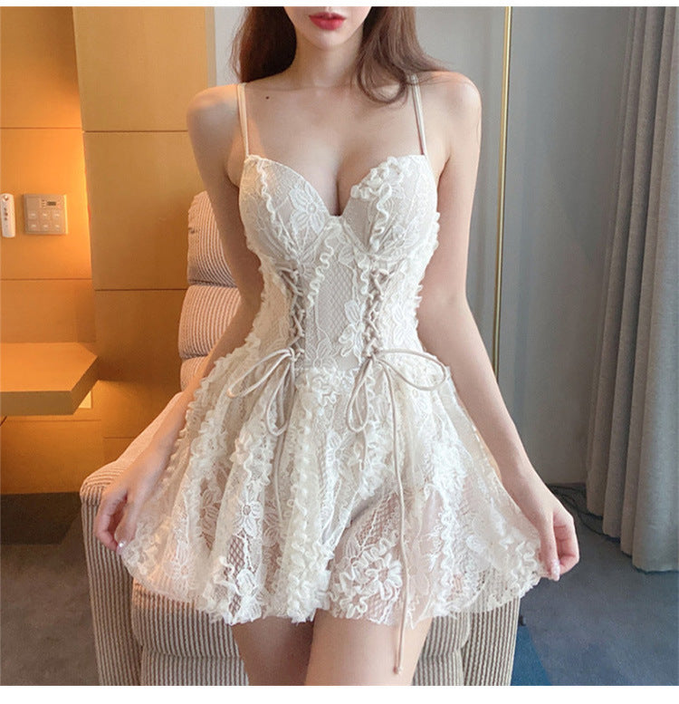 Verführerisches Spitzenkleid mit Rüschen und V-Ausschnitt von MODEGEIST