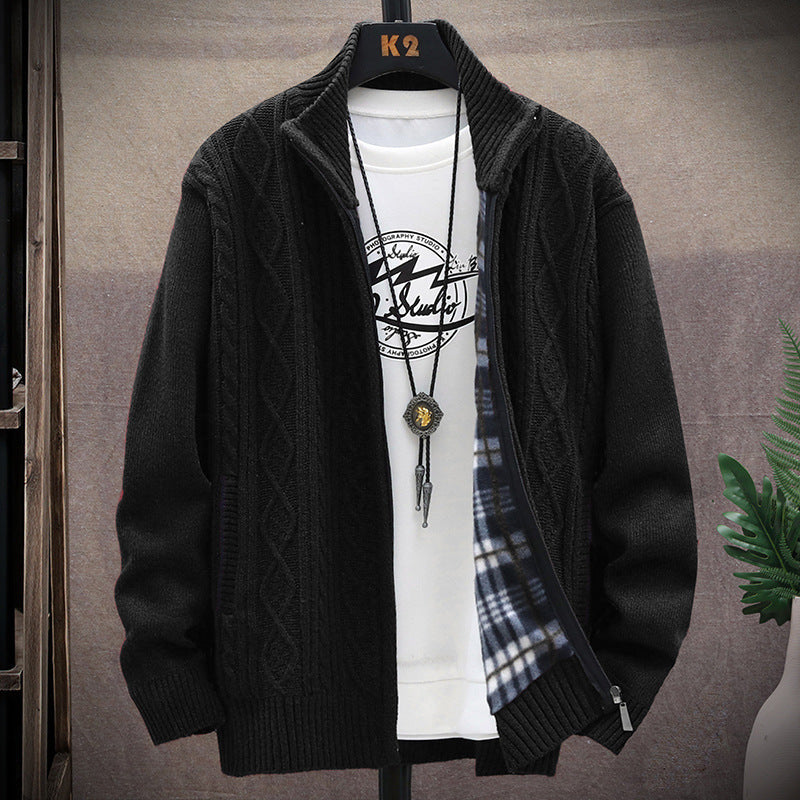 Herren Strickjacke mit Kunstlederdetails und hohem Kragen ModeGeist