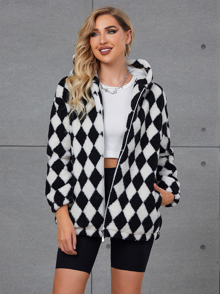 Damen Flauschige Jacke mit Karomuster und Kapuze ModeGeist