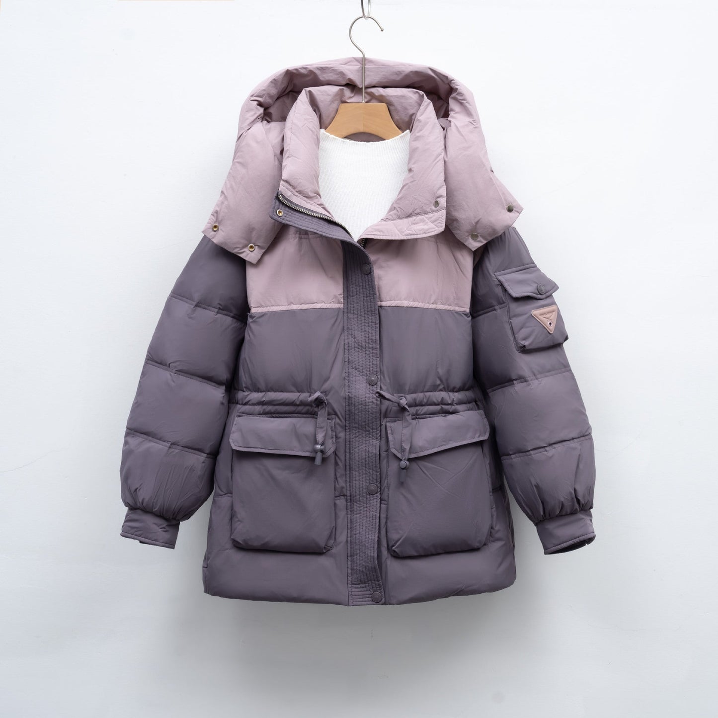 Damen modische Winterjacke mit funktionalen Taschen und großzügiger Kapuze ModeGeist