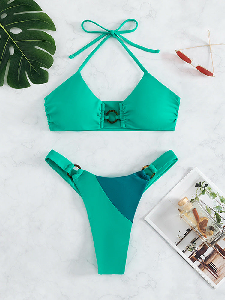 Modischer Damen-Bikini mit Schnürung und asymmetrischen Trägern