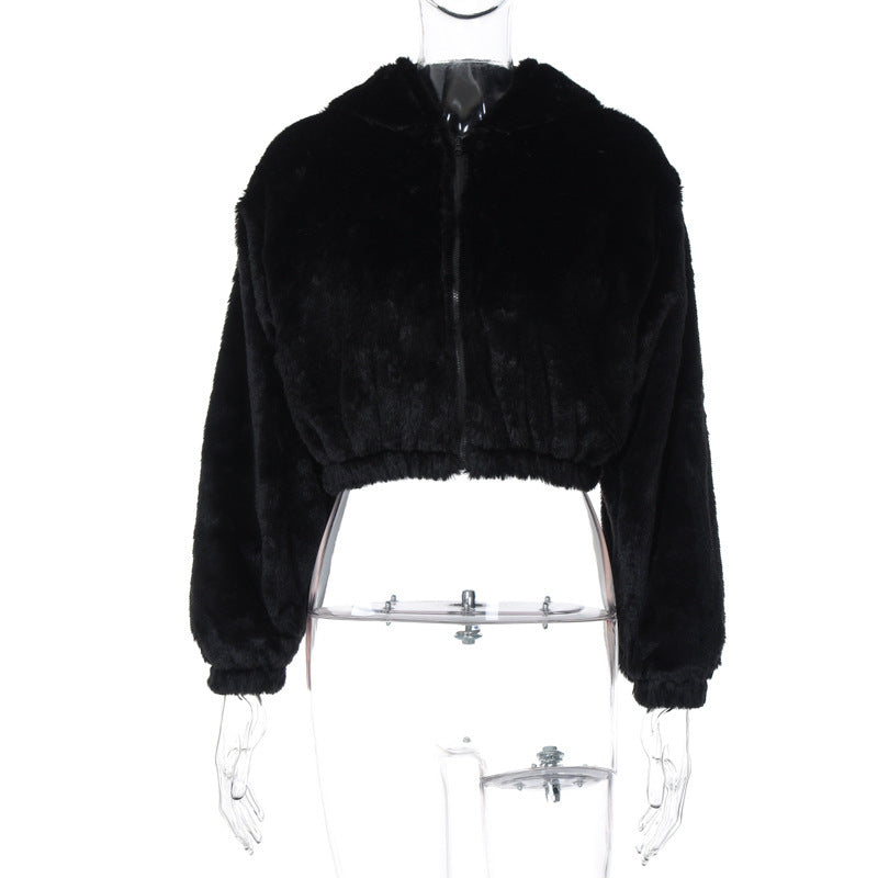 Kurze, flauschige Damenjacke im urbanen Style mit Kapuze und Bündchen von MODEGEIST