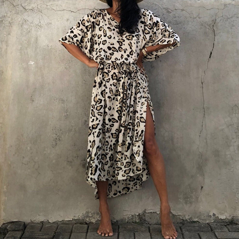 Elegantes, lässiges Maxikleid mit Tierprint und asymmetrischem Saum von MODEGEIST
