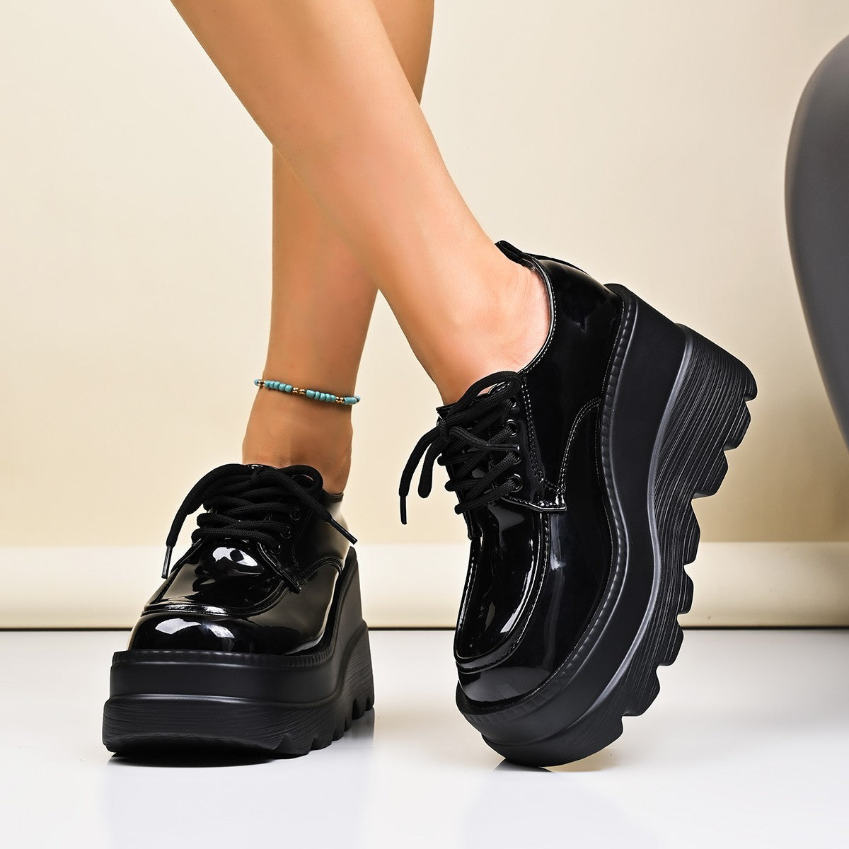 Damen Plateau Schnürschuhe mit glänzendem Obermaterial und rutschfester Sohle ModeGeist