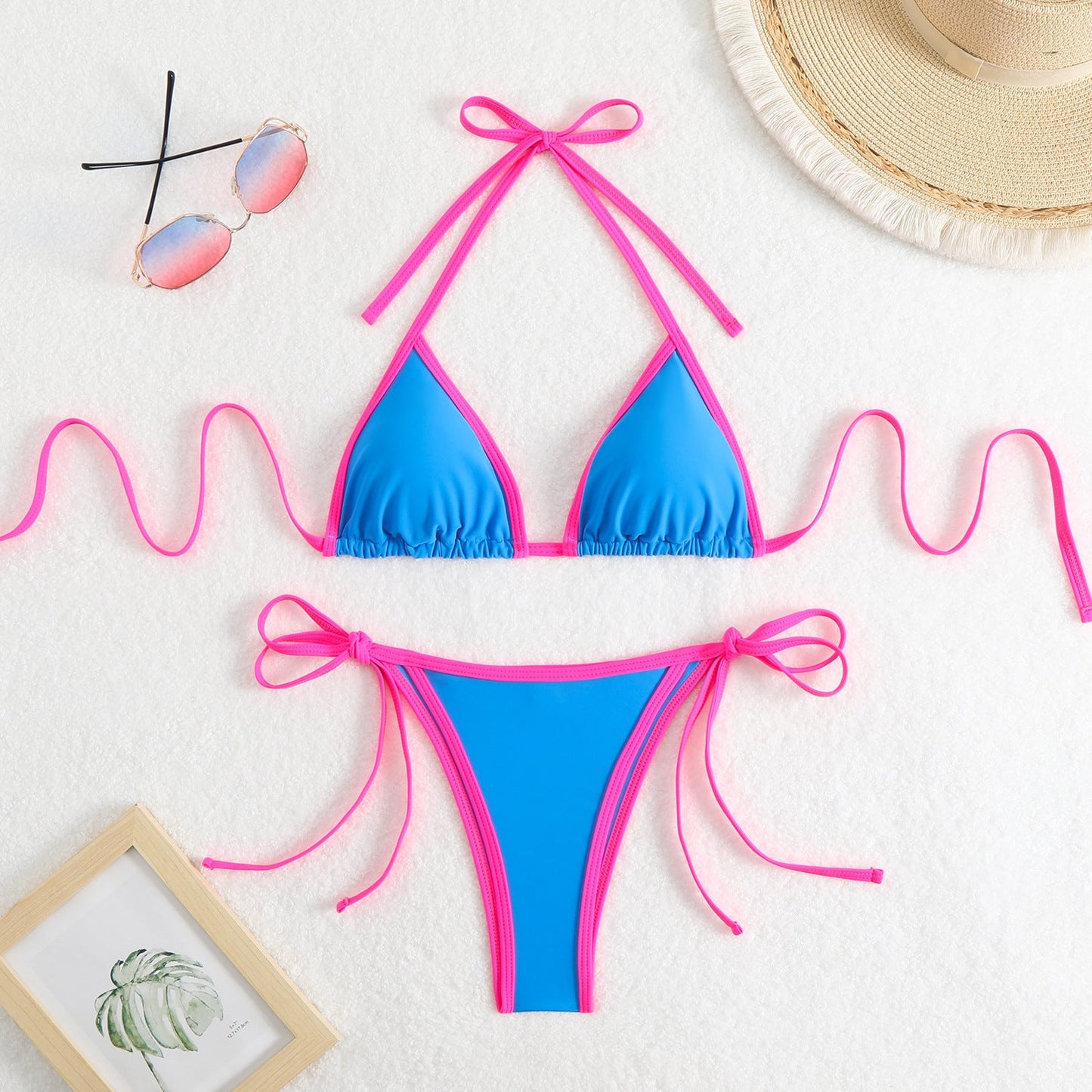 Bikini-Set mit Dreieck-Oberteilen, verstellbaren Trägern und farblich abgesetztem Design von MODEGEIST