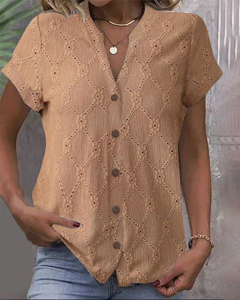 Modische Bluse für Damen mit raffiniertem Lochmuster und Knöpfen von MODEGEIST