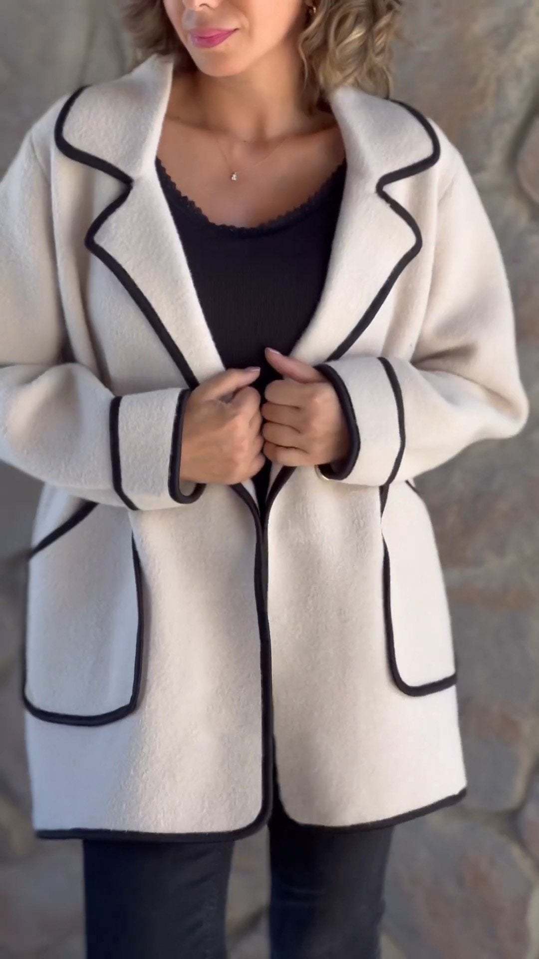Modischer Damen-Blazer mit klassischen Details, Kontrastnähten und Taschen