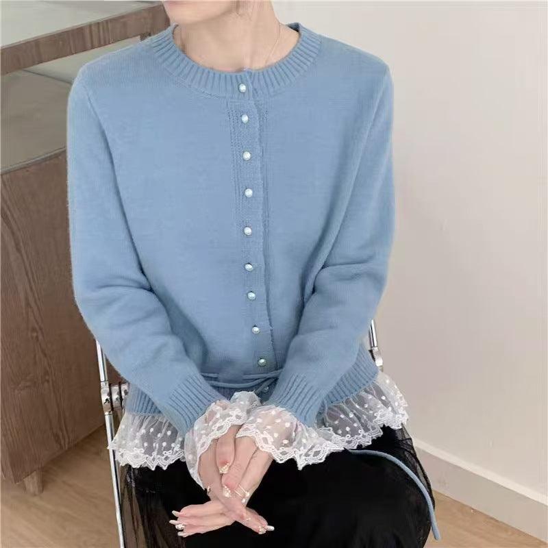 Damen Strickjacke mit Rüschensaum und Perlenknöpfen ModeGeist