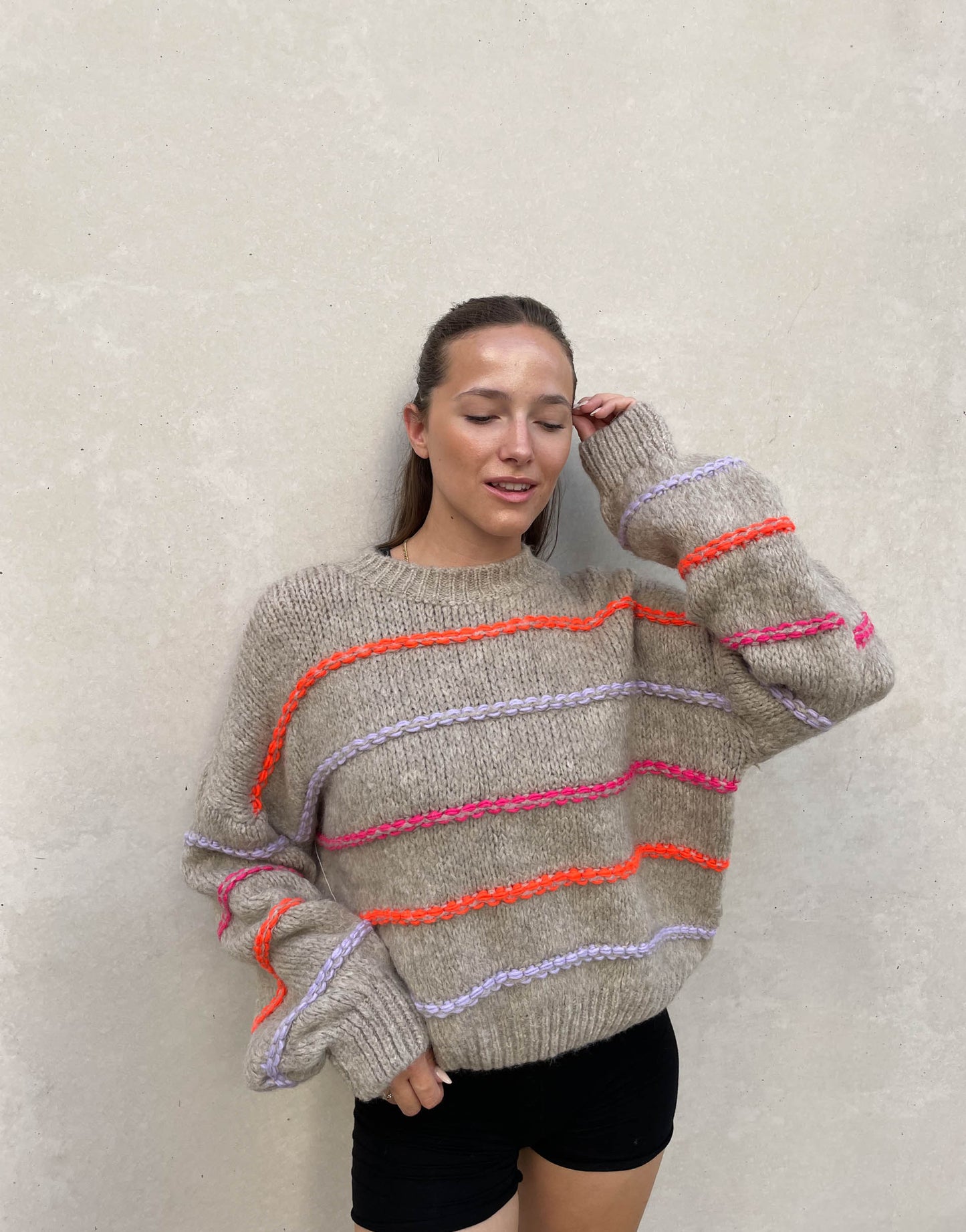 ModeGeist | Übergroßer Pullover mit neonfarbenen Ziernähten