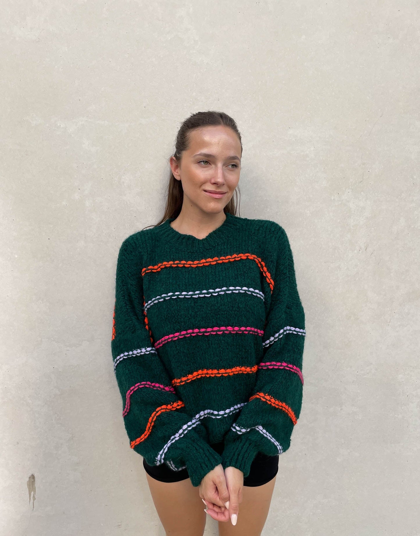 ModeGeist | Übergroßer Pullover mit neonfarbenen Ziernähten