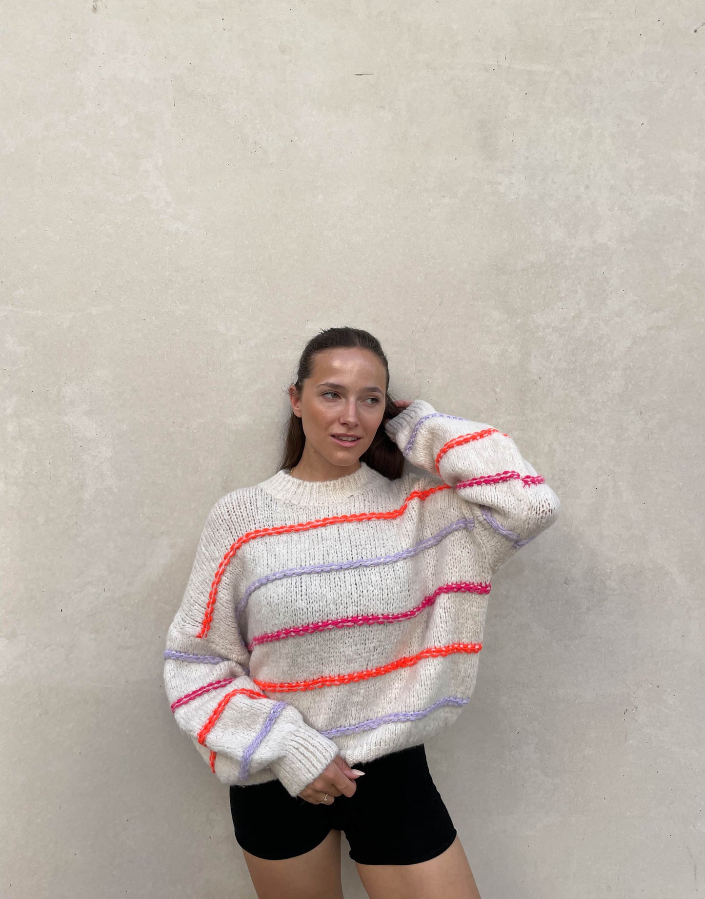 ModeGeist | Übergroßer Pullover mit neonfarbenen Ziernähten
