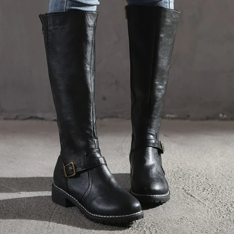 ModeGeist | Knielange Stiefel – Schmaler Schnitt – Schnallen-Detail – Lederähnliche Oberfläche – Profilsohle