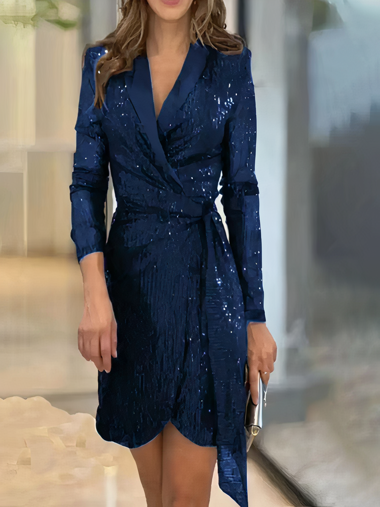 Reyna: Glänzendes, sexy Kleid