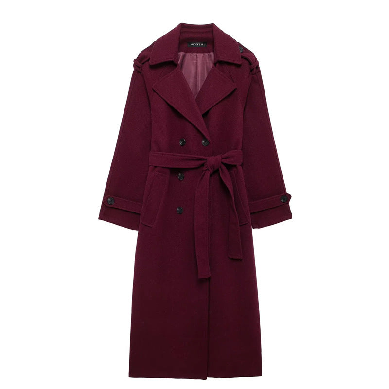 ModeGeist | langer Trenchcoat in elegantem Rot - stilvoller Wintermantel für gemütliche Abende