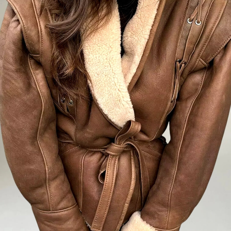 ModeGeist | Lederjacke - Wickeldesign - Gurtel Taille - Strukturierte Schultern - Schnürdetails