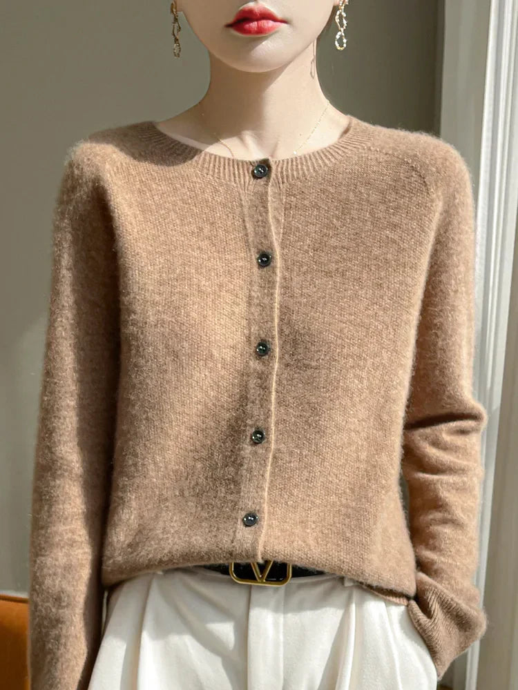 Kurze Damen-Strickjacke mit Knöpfen