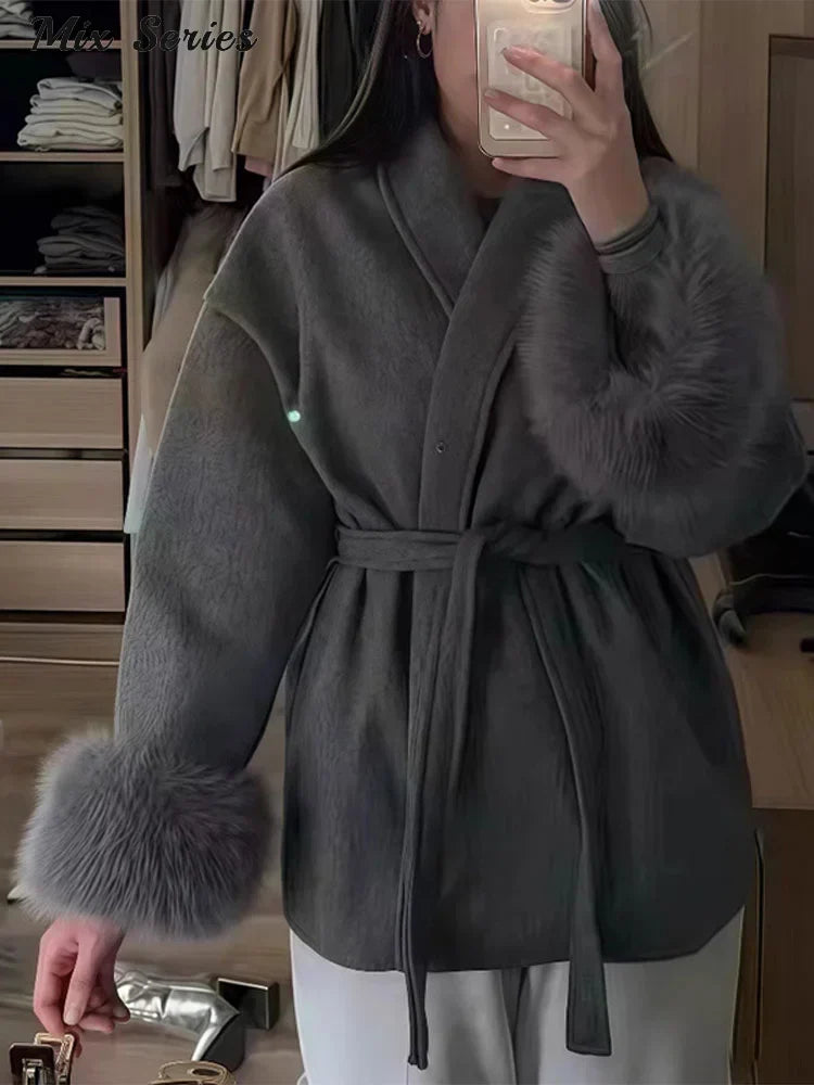 ModeGeist | Wolljacke mit Gürtel und Fake Fur Manschetten