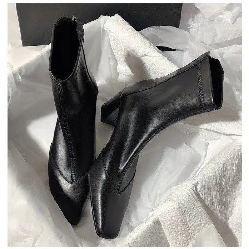 ModeGeist | High Heels Chunky Heel Stiefel mit Spitzem Zehen